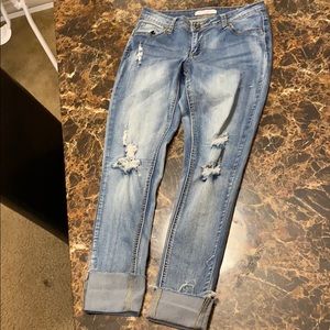 Very cute jeans with rips! super stretchy